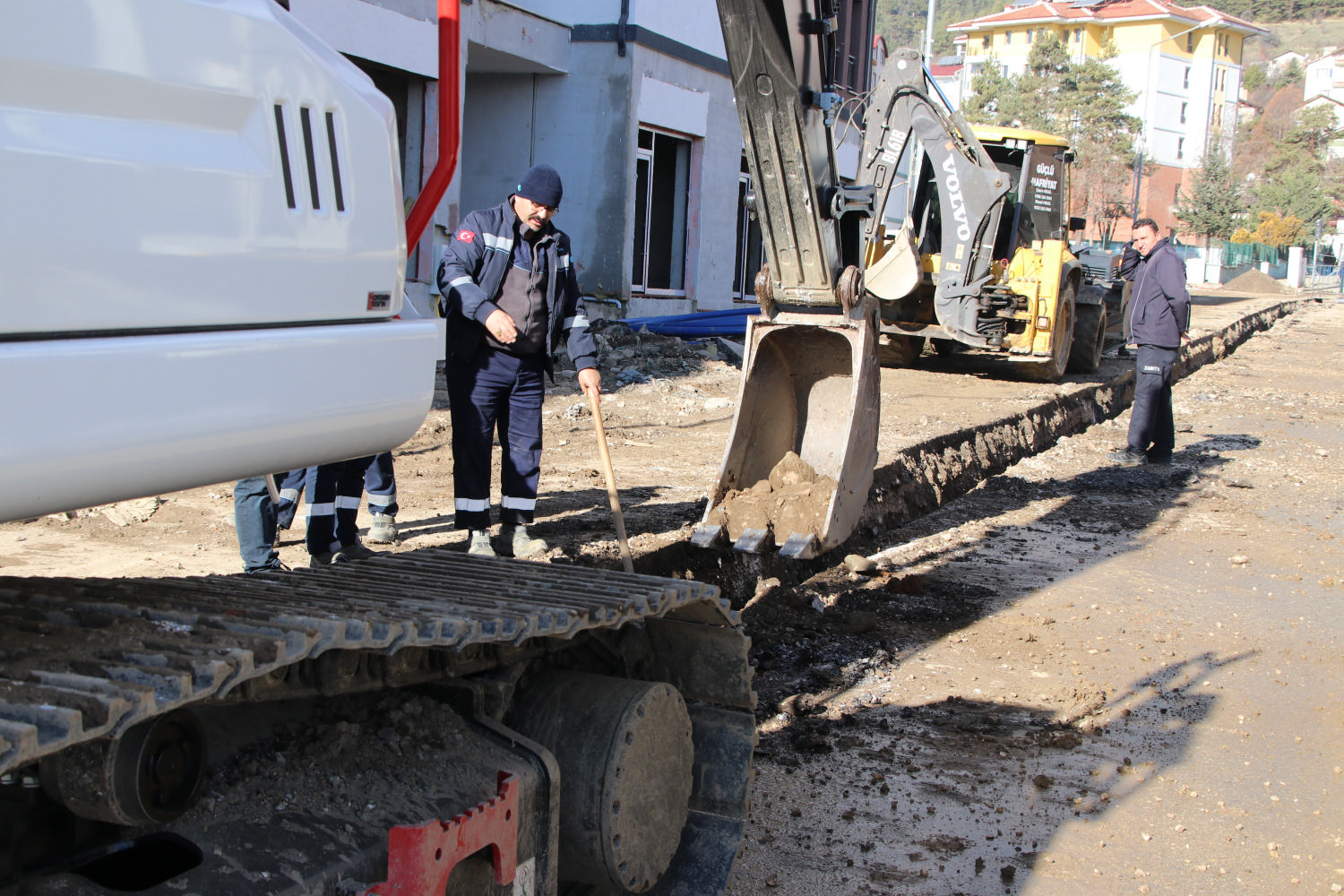 TURGUT ZAL CADDESݴNDEK ASBESTL SU BORULARI YENLENYOR
