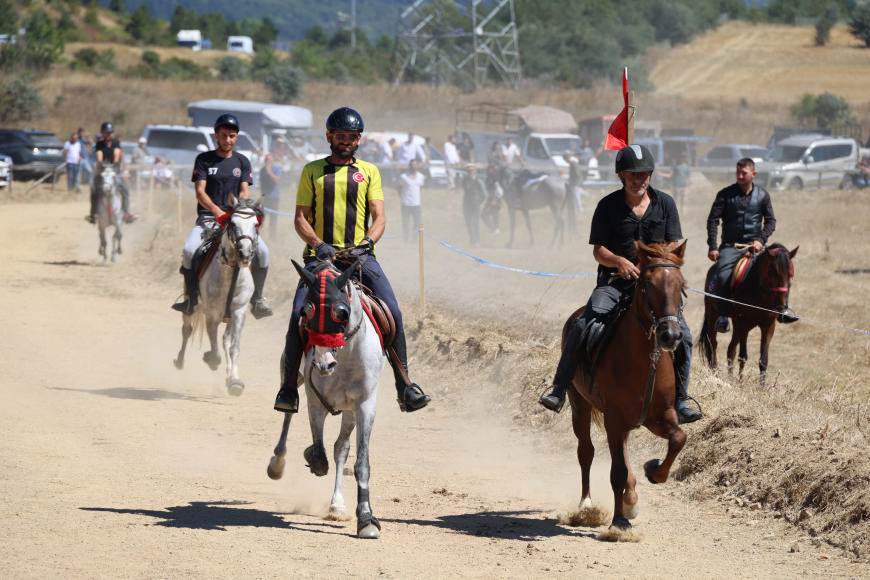 15. GELENEKSEL RAHVAN AT YARI�LARI CO�KUYLA D�ZENLEND�