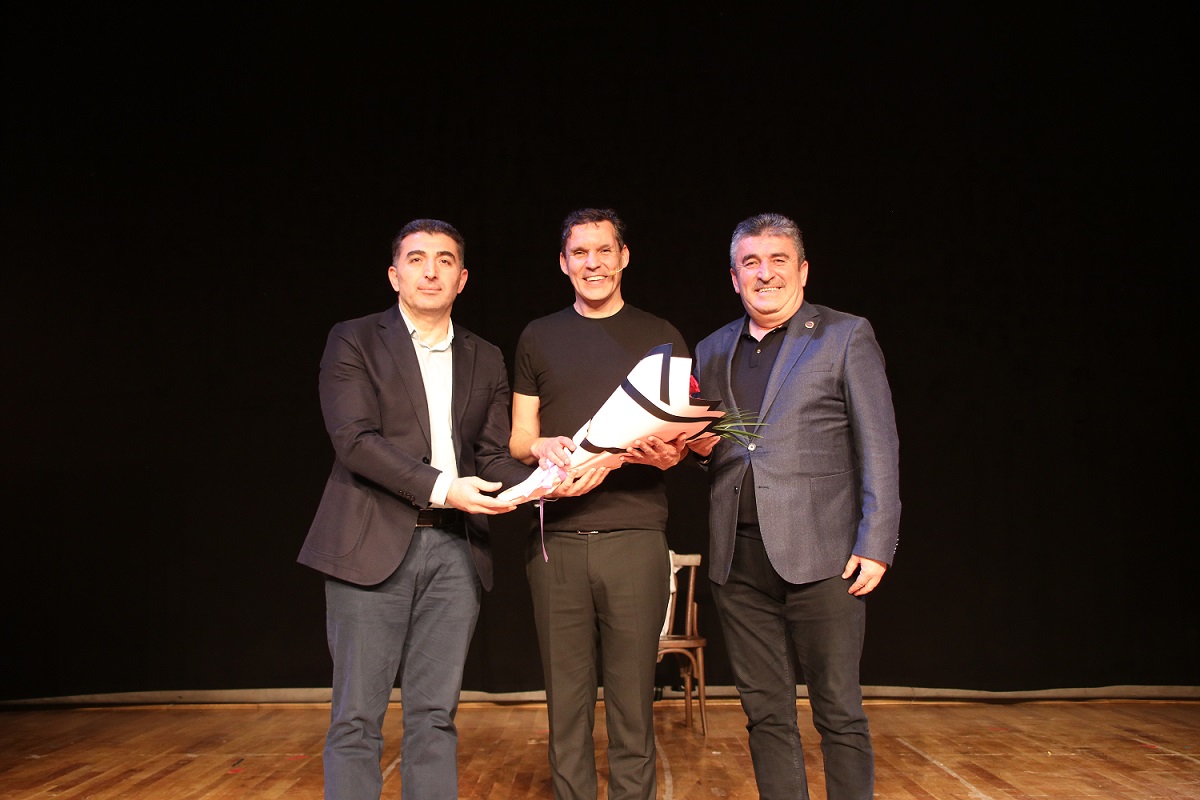 "EYVAH NADR" OYUNU GEREDEDE SANATSEVERLERLE BULUTU