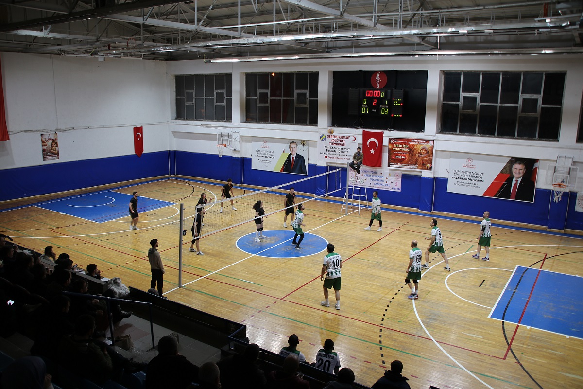 GEREDE BELED�YES� VOLEYBOL TAKIMI �EYREK F�NALDE