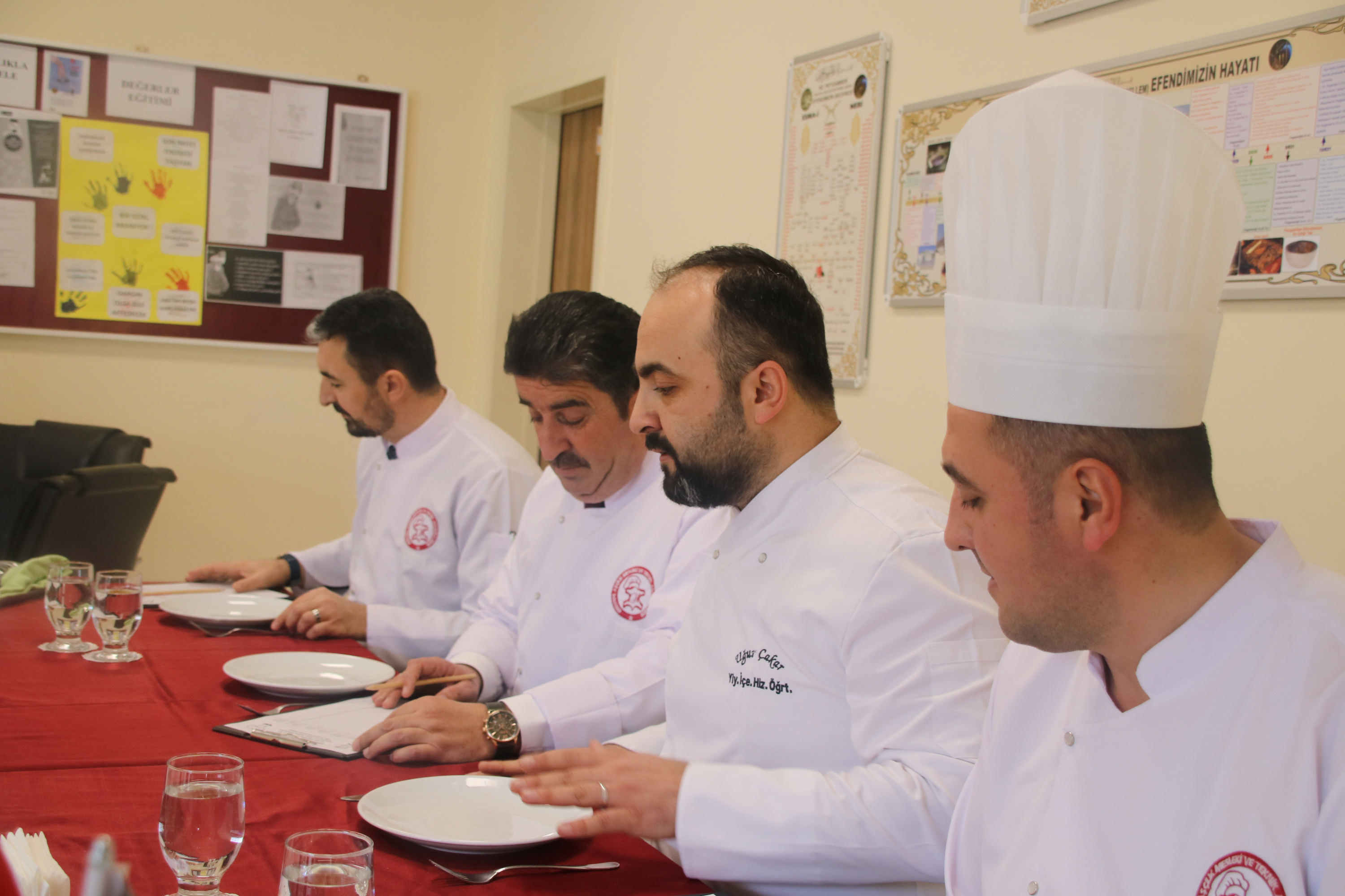 MUSTAFA ALLAR ÖĞRENCİLERE NOT VERDİ