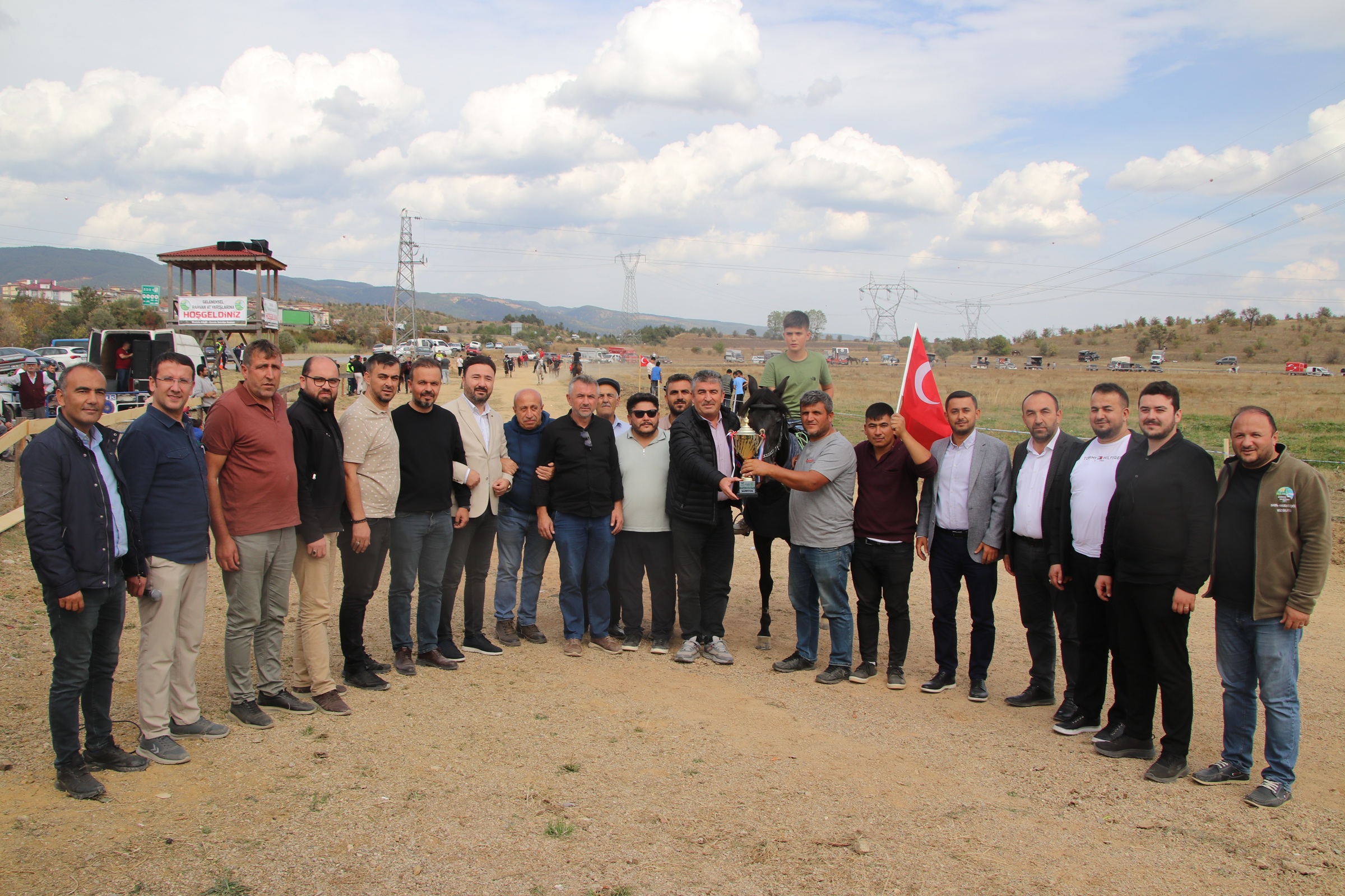 14. GELENEKSEL RAHVAN AT YARILARI COKUYLA DZENLEND