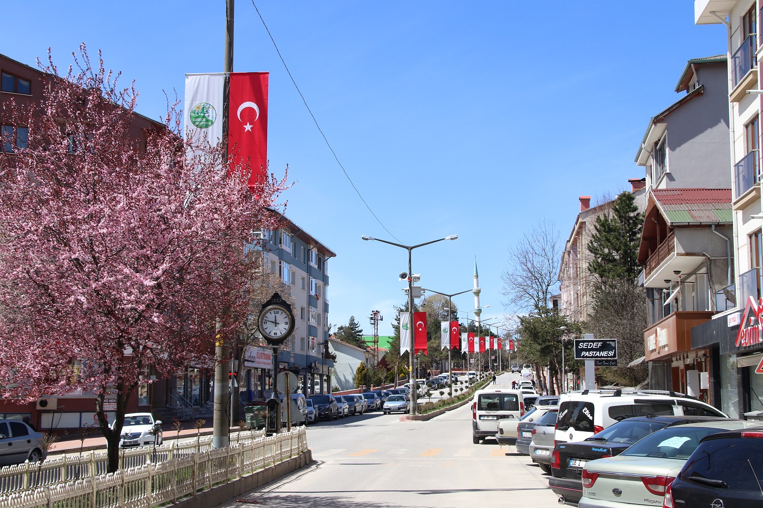 CADDELERDE YEN BAYRAK GRNM