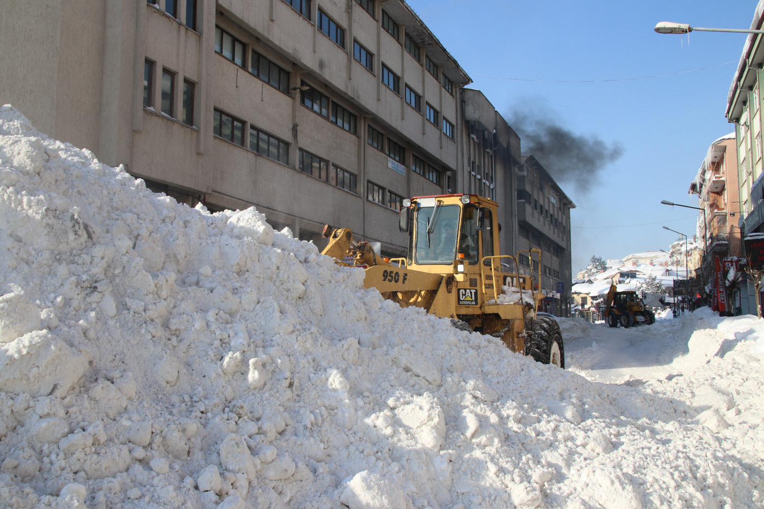 KAR TEMZLEME ALIMALARI MAHALLE VE CADDELERDE DEVAM EDYOR