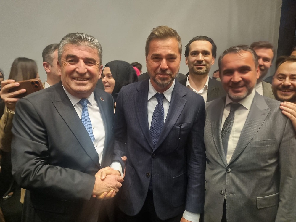 HEM�EHR�M�Z�N YEN� S�NEMA F�LM� GALA GECES�NE KATILDIK